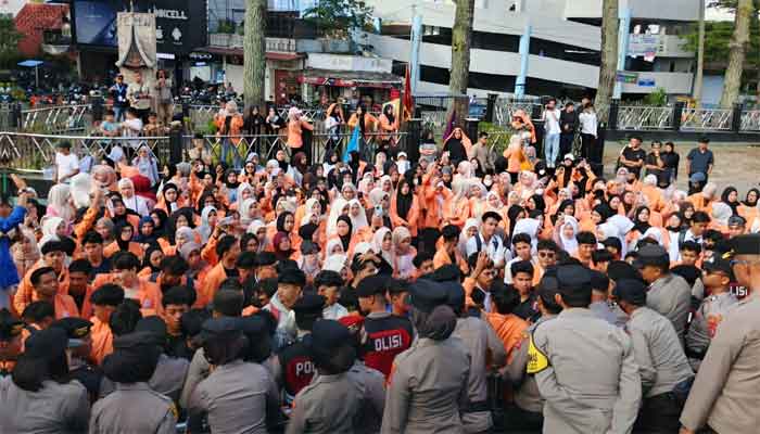 Gelar Aksi Demo di DPRD Bukittinggi, Ratusan Mahasiswa Tuntut Evaluasi Kinerja Satpol PP