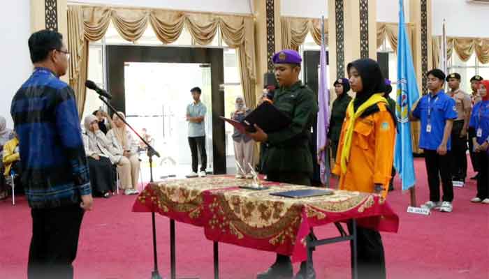 Rektor Krismadinata Lantik 20 Pengurus UKM di Lingkungan UNP