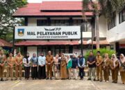 Apresiasi Keberhasilan Himpun CSR Rp 31,55 Miliar, Sekda Dharmsaraya Serahkan Penghargaan ASN Terbaik DPMPTSP