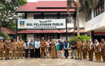 Sekda Dharmsaraya Serahkan Penghargaan ASN Terbaik DPMPTSP
