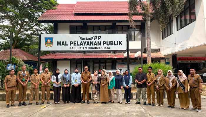 Sekda Dharmsaraya Serahkan Penghargaan ASN Terbaik DPMPTSP