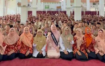 Tim Pembina Posyandu Kabupaten Solok, Ny. Nia dalam Sosialisasi dan Edukasi Persiapan Remaja Berkarakter di SMAN 1 Kubung