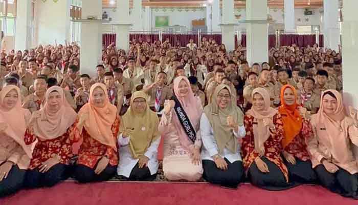 Tim Pembina Posyandu Kabupaten Solok, Ny. Nia dalam Sosialisasi dan Edukasi Persiapan Remaja Berkarakter di SMAN 1 Kubung