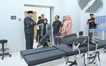 Gubernur Sumbar, Mahyeldi Ansharullah meninjau teknologi bedah robotik RSU Bunda Padang