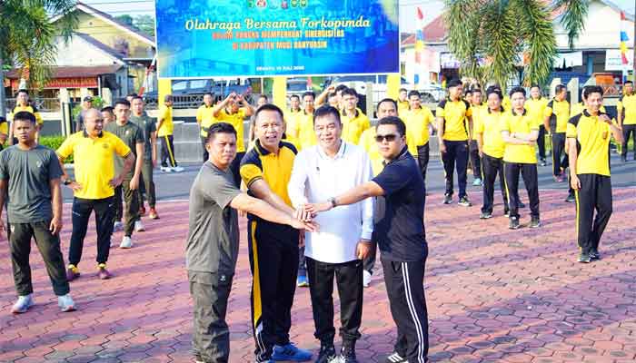 Bupati M Toha Tohet Ikuti Senam Bersama Forkopimda di Mapolres Muba 1 Bupati M Toha Tohet Ikuti Senam Bersama Forkopimda di Mapolres Muba