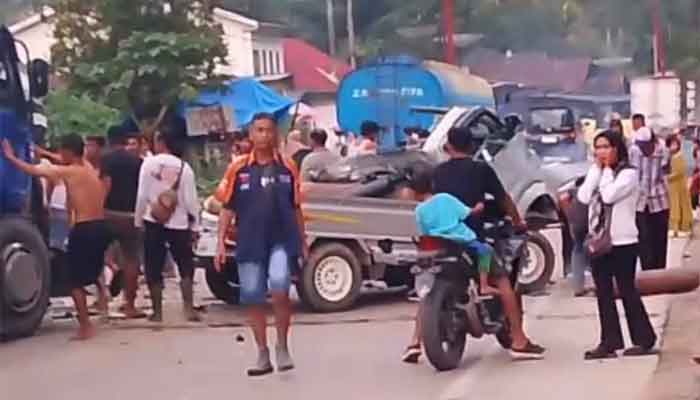 Truk Tangki Tabrak Suzuki Carry di Guguak Naneh, Nagari Tanjung Gadang, Kabupaten Sijunjung
