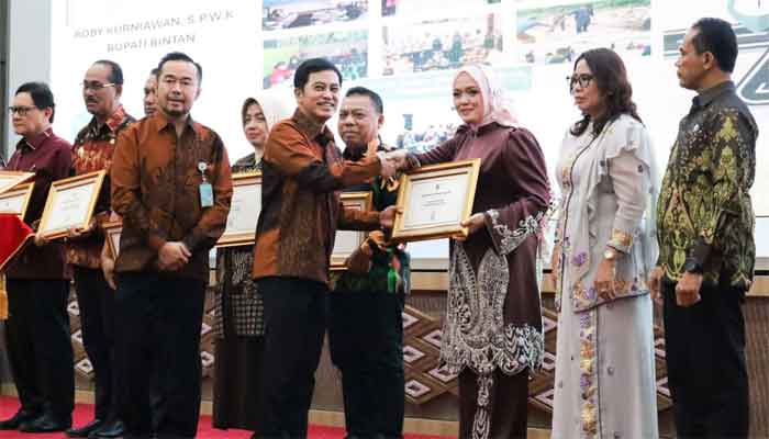 Wabup Bintan, Deby Maryanti terima Sertifikat Eliminasi Malaria dari Kementerian Kesehatan, diserahkan Wakil Menteri Kesehatan RI, Dante Saksono Harbuwono