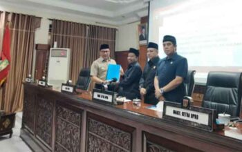Wako Bukittinggi Hantarkan Perubahan KUA PPAS APBD 2026 serta Ranperda Pajak dan Retribusi Daerah ke DPRD 5 Wako Ramlan Nurmatias hantarkan Perubahan KUA PPAS APBD 2026 serta Ranperda Pajak dan Retribusi Daerah ke DPRD Kota Bukittinggi. (f/pemko)