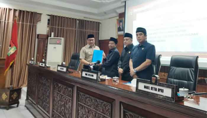 Wako Ramlan Nurmatias hantarkan Perubahan KUA PPAS APBD 2026 serta Ranperda Pajak dan Retribusi Daerah ke DPRD Kota Bukittinggi. (f/pemko)