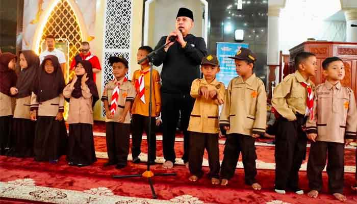 Wako Padang Panjang Serahkan 597 Paket Seragam Sekolah Gratis dari Baznas 1 Wako Padang Panjang Serahkan 597 Paket Seragam Gratis dari Baznas