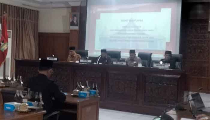 Wawako Bukittinggi Sampaikan Jawaban Wali Kota terhadap Ranperda Pajak dan Retribusi Daerah