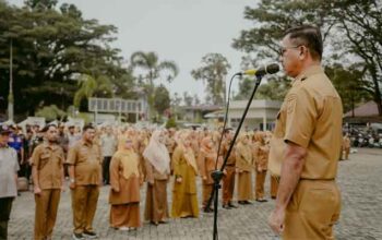 Bupati Solsel Minta OPD Perketat Pengawasan Kegiatan dan Matangkan Persiapan RAPBD 2027 4 Bupati Khairunas memimpin apel gabungan ASN di Halaman Kantor Bupati Solok Selatan