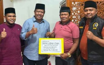 Ketua DPD Golkar Payakumbuh, YB Datuak Parmato Alam serahkan bantuan Anggota DPR RI, Benny Utama kepada pengurus Surau Syekh Abdul Hamid Kelurahan Bulakan Balai Kandi, Kecamatan Payakumbuh Barat