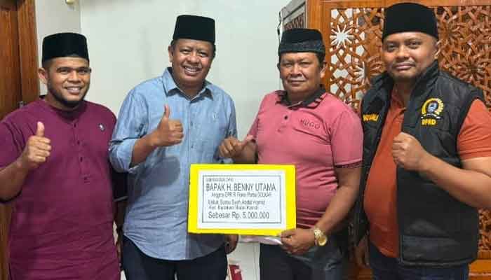 Ketua DPD Golkar Payakumbuh, YB Datuak Parmato Alam serahkan bantuan Anggota DPR RI, Benny Utama kepada pengurus Surau Syekh Abdul Hamid Kelurahan Bulakan Balai Kandi, Kecamatan Payakumbuh Barat