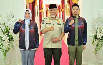 Gubernur Sumbar, Mahyeldi Ansharullah bersama dua calon anggota Paskibraka Tingkat Nasional utusan Sumbar Tahun 2026, Ahmad Alfatih dari SMA Negeri Agam Cendekia dan Ulya Kireina Halim dari SMA Negeri 2 Padang Panjang