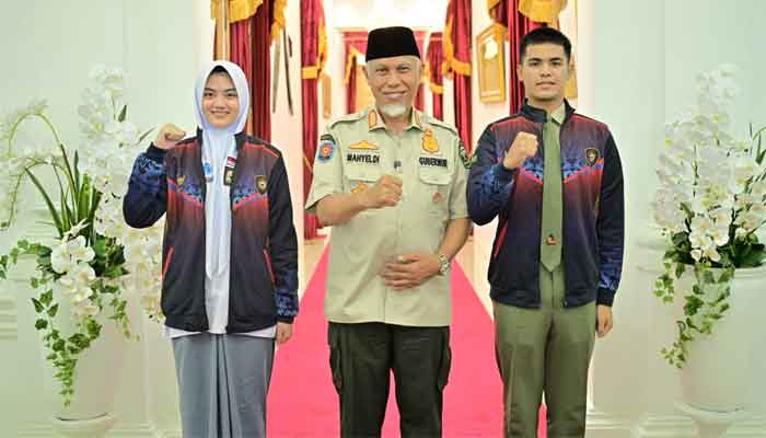 Motivasi Calon Anggota Paskibraka Utusan Sumbar di Istana Negara, Begini Pesan Gubernur Mahyeldi 1 Gubernur Sumbar, Mahyeldi Ansharullah bersama dua calon anggota Paskibraka Tingkat Nasional utusan Sumbar Tahun 2026, Ahmad Alfatih dari SMA Negeri Agam Cendekia dan Ulya Kireina Halim dari SMA Negeri 2 Padang Panjang