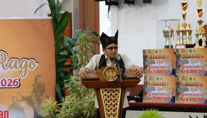 Wakil Ketua DPRD Provinsi Sumatera Barat, Evi Yandri Rajo Budiman saat pembukaan Festival Sipak Rago se-Sumbar