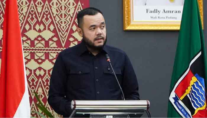 Wako Fadly Amran Sampaikan Nota Keuangan dan Perubahan APBD 2026 ke DPRD Padang 3 Wako Fadly Amran serahkan Nota Keuangan dan Perubahan APBD 2026 kepada Ketua DPRD Kota Padang, Muharlion