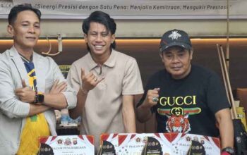 Personel Polres Payakumbuh Ryci Carma Raih Juara 1 di Turnamen Biliar PWI Bhayangkara Cup 2026 4 Para juara Turnamen Biliar PWI Bhayangkara Cup 2026, Ryci Carma (tengah) dan Paul Hendri (kanan) serta Andre Zeky (kiri)