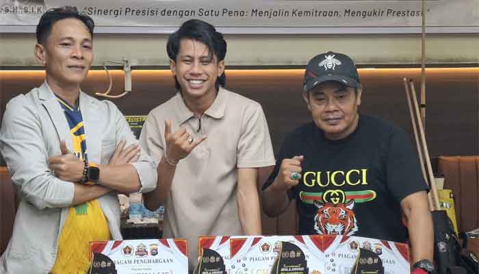 Personel Polres Payakumbuh Ryci Carma Raih Juara 1 di Turnamen Biliar PWI Bhayangkara Cup 2026 1 Para juara Turnamen Biliar PWI Bhayangkara Cup 2026, Ryci Carma (tengah) dan Paul Hendri (kanan) serta Andre Zeky (kiri)