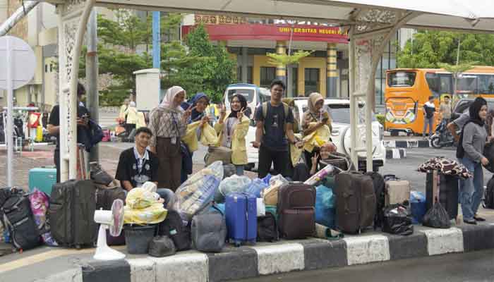 UNP Awali Aktivitas Kampus 2026 dengan Senam Bersama dan Keberangkatan Mahasiswa KKN 1 Keberangkatan Mahasiswa KKN UNP ke lokasi pengabdian