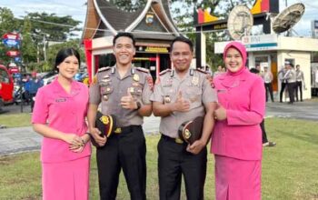 Kasat Reskrim Polres 50 Kota, AKP Muhammad Indra Prakoso (kiri) dan Kasat Intel AKP Deby Kurnia Putra (kanan) bersama istri