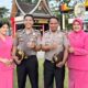 Kasat Reskrim Polres 50 Kota, AKP Muhammad Indra Prakoso (kiri) dan Kasat Intel AKP Deby Kurnia Putra (kanan) bersama istri