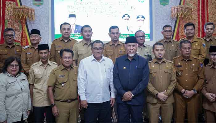 Pemkab Solok Bersiap Membangun Sistem Pengelolaan Sampah Terpadu dan Modern 1 Pada kepala daerah di Sumbar termasuk Bupati Solok bersama Menteri Lingkungan Hidup Moh. Jumhur Hidayat
