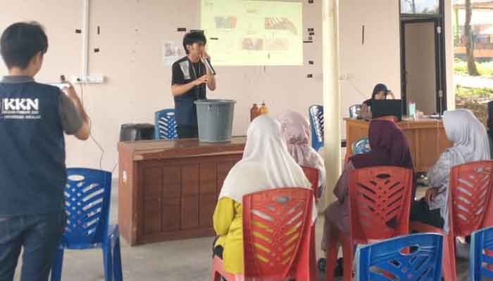 Mahasiswa KKN membantu pelaku UMKM Nagari Pangian