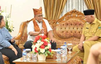 Gubernur Sumbar Bersama Menteri Lingkungan Hidup Bahas Penguatan Perhutanan Sosial, Pengelolaan Sampah dan Perdagangan Karbon 3 Gubernur Sumbar, Mahyeldi sambut kedatangan Menteri Lingkungan Hidup, Moh. Jumhur Hidayat, di Ruang VIP Bandara Internasional Minangkabau (BIM)