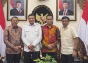 Menko Polkam: Insiden Peluru Nyasar yang Menimpa Mahasiswa UNP Tak Akan Terulang 11 Menko Polkam, Jenderal TNI (Purn.) Djamari Chaniago bersama Rektor UNP, Ir. Krismadinata, Ph.D., bersama Senior Eksekutif UNP, Prof. Ganefri, Ph.D., dan Khairul Jasmi