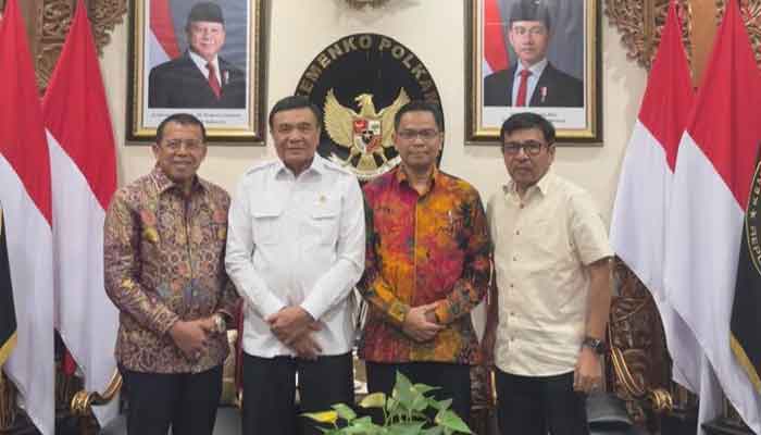 Menko Polkam: Insiden Peluru Nyasar yang Menimpa Mahasiswa UNP Tak Akan Terulang 1 Menko Polkam, Jenderal TNI (Purn.) Djamari Chaniago bersama Rektor UNP, Ir. Krismadinata, Ph.D., bersama Senior Eksekutif UNP, Prof. Ganefri, Ph.D., dan Khairul Jasmi
