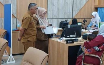 Dukcapil Padang Panjang Hadirkan Beragam Inovasi Baru 5 Suasana pelayanan ;publik di Disdukcapil Kota Padang Panjang