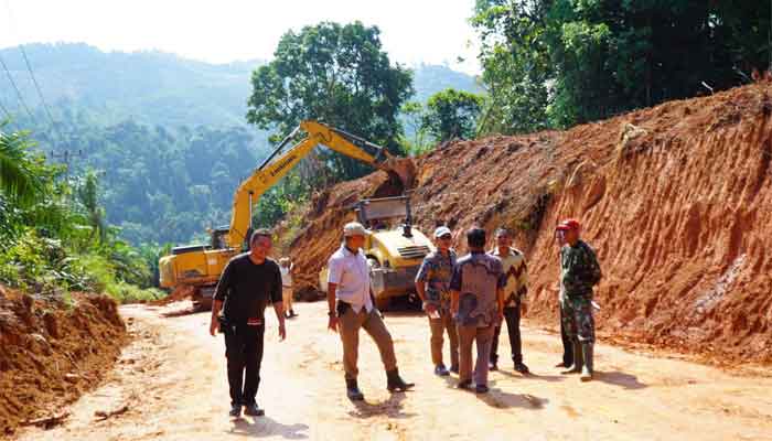 Bupati Dharmasraya Wujudkan Harapan Warga Lubuk Besar, Jalan Bukit Hujan Kini Mulai Dibangun