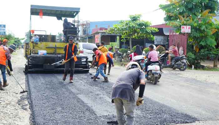 Mendapat Perhatian Bupati Dharmasraya, Jalan Simpang Koto Agung-Blok C Sitiung I Kini Kembali Mulus 1 Pengaspalan Jalan Simpang Koto Agung–Blok C Sitiung I