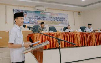 Berikan Pembinaan, Pemkab Solsel Tingkatkan Kompetensi Guru Tahfiz Baru 3 Wakil Bupati Solok Selatan, H. Yulian Efi berikan sambutan dalam pembinaan kepada 46 Guru Tahfiz baru