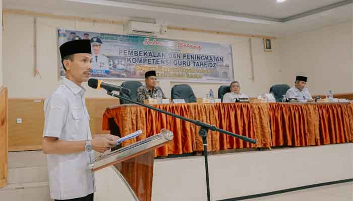 Wakil Bupati Solok Selatan, H. Yulian Efi berikan sambutan dalam pembinaan kepada 46 Guru Tahfiz baru