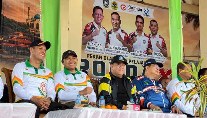 Sekda Bintan Hadiri Pembukaan POPDA X Kepri di Coastal Area Karimun 1 Sekretaris Daerah Kabupaten Bintan, Ronny Kartika, menghadiri pembukaan Pekan Olahraga Pelajar Daerah (POPDA) X Provinsi Kepulauan Riau Tahun 2026