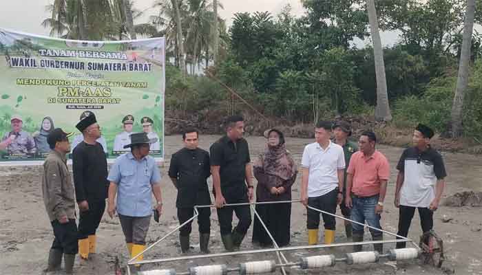Wagub Sumbar, Vasko Ruseimy saat penanaman perdana benih padi dengan pola Pertanian Modern–Advanced Agriculture System (PM-AAS) di lahan Kelompok Tani Rawang Sari, Nagari Salayo, Kecamatan Kubung, Kabupaten Solok