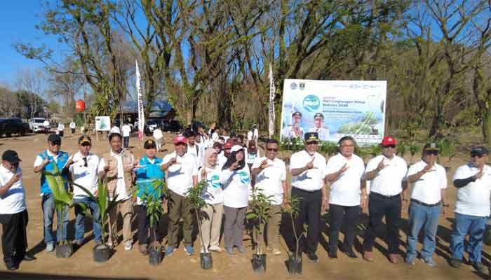 UNP Ikut Penanaman 1.000 Pohon di Hutan Kota Malvinas Padang