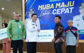 Bupati Muba, H. M. Toha Tohet serahkan manfaat jaminan kematian ahli waris dan pekerja rentan