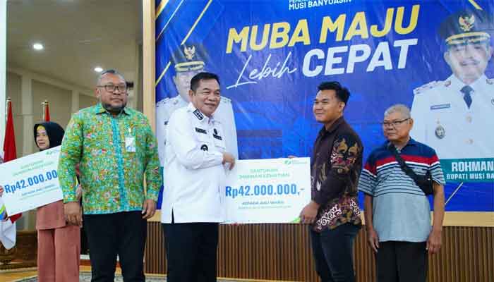 Bupati Muba, H. M. Toha Tohet serahkan manfaat jaminan kematian ahli waris dan pekerja rentan