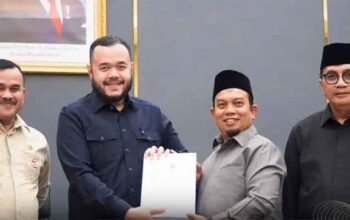 Wako Fadly Amran serahkan Nota Keuangan dan Perubahan APBD 2026 kepada Ketua DPRD Kota Padang, Muharlion
