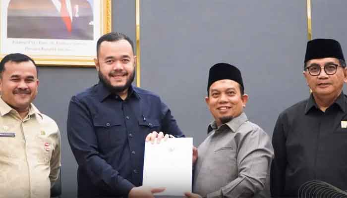 Wako Fadly Amran Sampaikan Nota Keuangan dan Perubahan APBD 2026 ke DPRD Padang 1 Wako Fadly Amran serahkan Nota Keuangan dan Perubahan APBD 2026 kepada Ketua DPRD Kota Padang, Muharlion