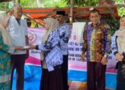 Rumah Guru Elfira Hangus Terbakar, PGRI Limapuluh Kota Salurkan Bantuan Rp 27 Juta