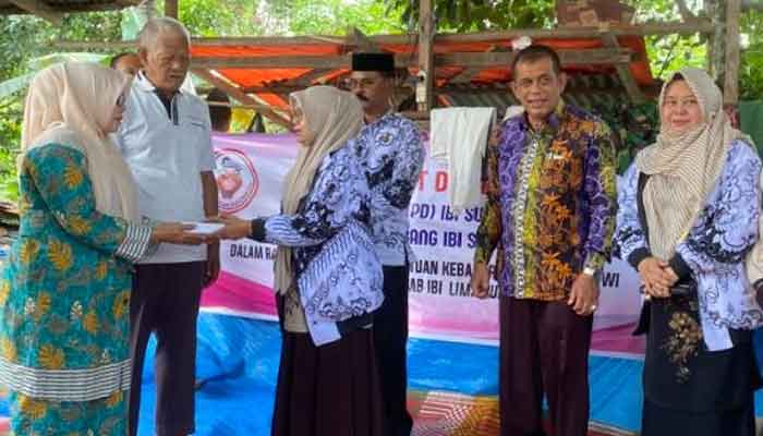 Rumah Guru Elfira Hangus Terbakar, PGRI Limapuluh Kota Salurkan Bantuan Rp 27 Juta 1 Ketua PGRI Kabupaten Limapuluh Kota, Hj Indrawati serahkan bantuan kepada Elfira yang rumahnya mengalami kebakaran
