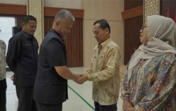 Jelang Purna Tugas, Yulizar Sampaikan Pesan Penuh Makna kepada ASN Sijunjung 6 Lepaspisah purna tugas Asisten II Sekretariat Daerah Kabupaten Sijunjung, Yulizar di Balairung Lansek Manih, Kantor Bupati Sijunjung