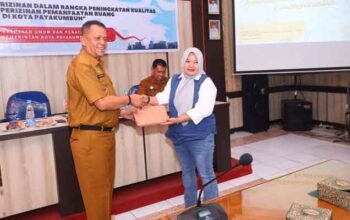 Dukung Iklim Investasi yang Kondusif, Pemko Payakumbuh Perkuat Kepatuhan Perizinan Tata Ruang 3 Wawako Elzadaswarman saat pembukaan Sosialisasi Kebijakan dan Peraturan Perundang-undangan Bidang Penataan Ruang yang digelar di Aula Batang Agam, Dinas Pekerjaan Umum dan Penataan Ruang (PUPR) Kota Payakumbuh