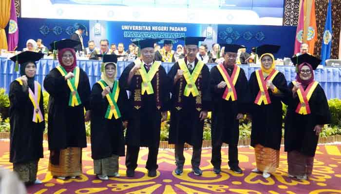 UNP Kukuhkan 8 Guru Besar
