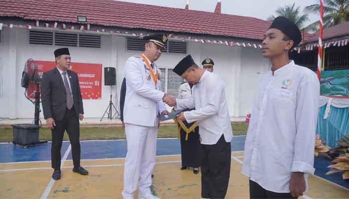 Bupati Sijunjung, Benny Dwifa Yuswir serahkan SK Remisi Umum kepada 151 Warga Binaan Lapas Kelas IIB Muaro Sijunjung
